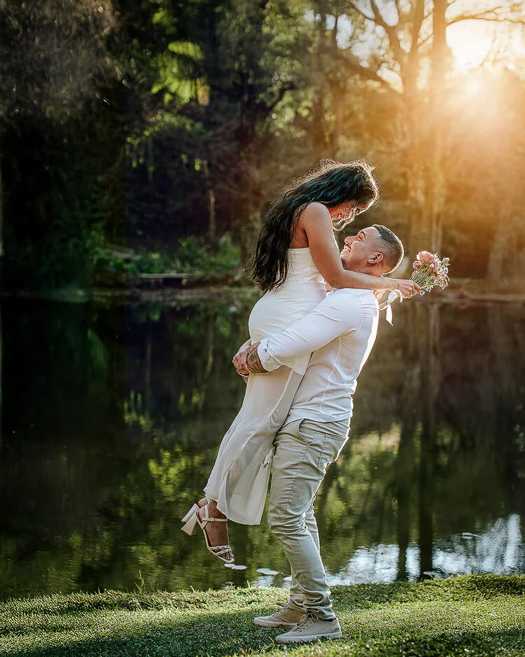 A mesma foto de casal com um preset do pack aplicado
